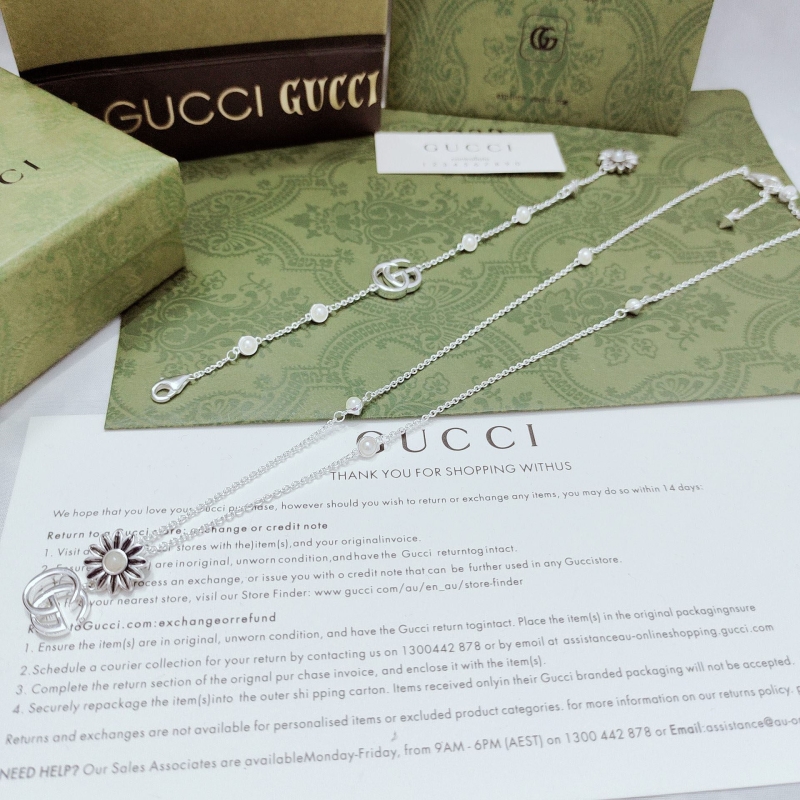 G*u*i necklaces